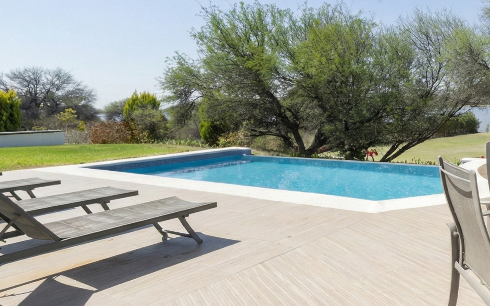 Jardines y áreas verdes de Quinta del Lago — hotel corporativo Querétaro con entorno natural