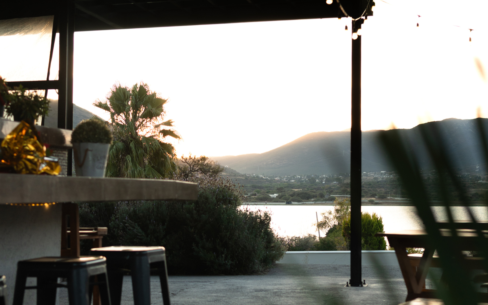 Atardecer sobre el lago desde Quinta del Lago Hotel — hospedaje corporativo en Querétaro